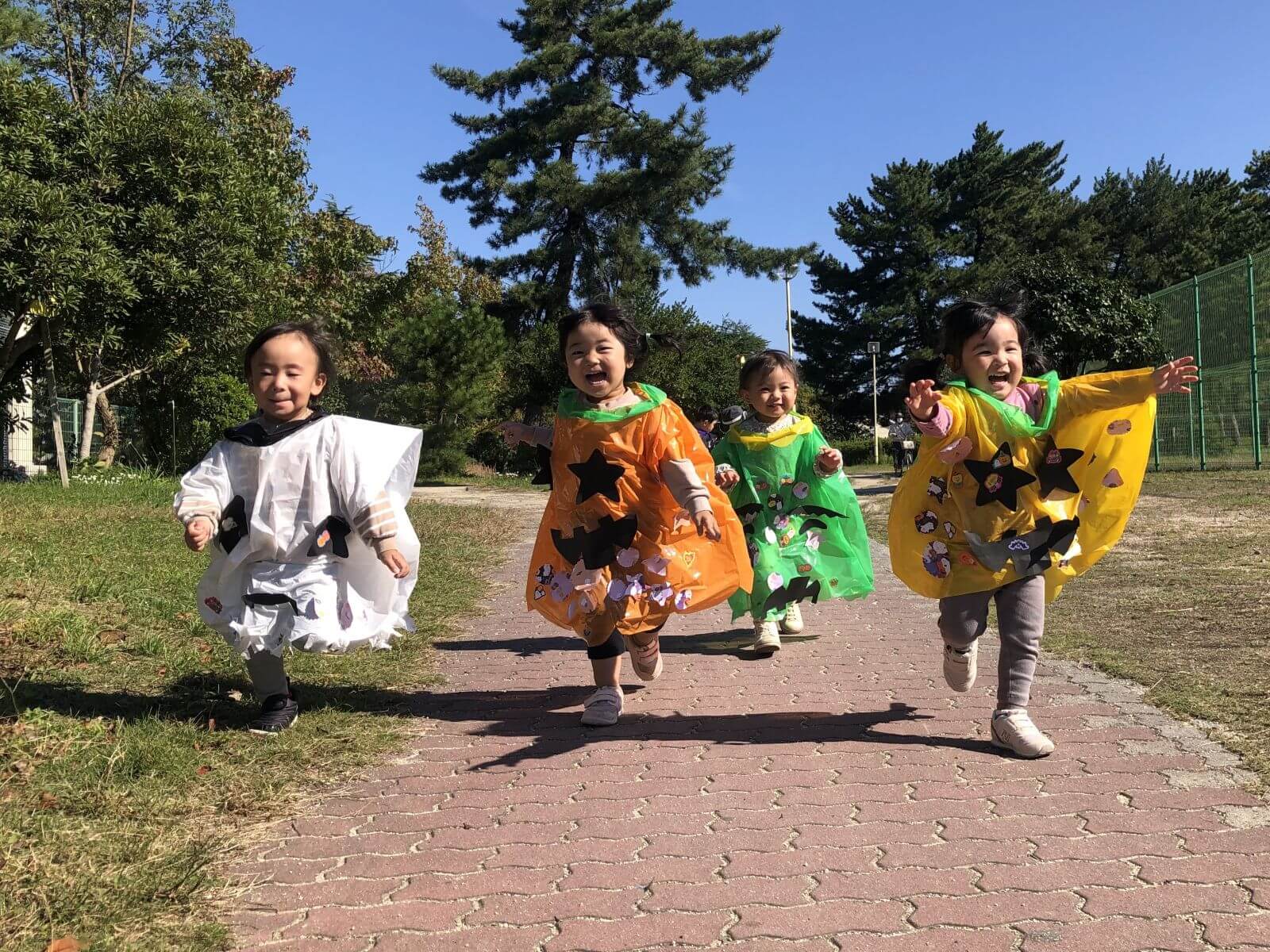 外遊び 走る園児たち