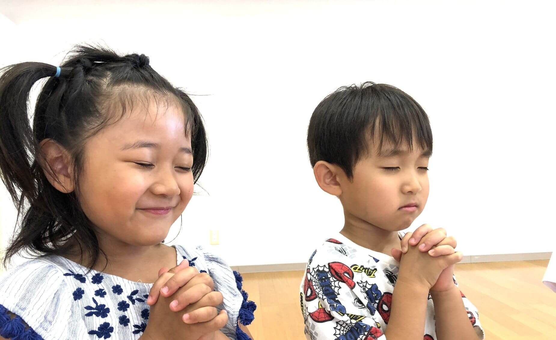 お祈りをする園児たち